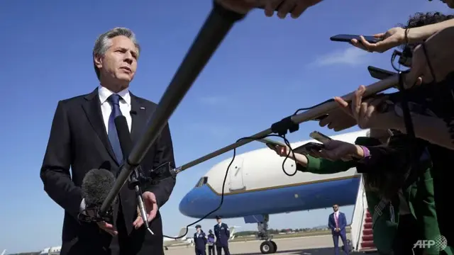 Menteri Luar Negeri AS Antony Blinken sebelum menaiki pesawat, 11 Oktober 2023, di Pangkalan Gabungan Andrews, Maryland, dalam perjalanan ke Israel. (Foto: AFP/Jacquelyn Martin)