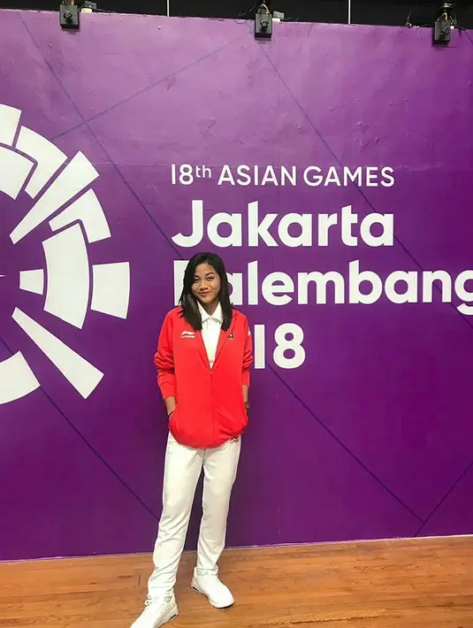 Meski menjadi pemain sepak bola, Safira tetap mampu tampil cantik dan memesona kala tak menggunakan jersey. Seperti ketika ia menggunakan jaket timnas dan juga sepatu putih. Ia tampil dengan sporty sekaligus feminin. (Liputan6.com/IG/@shafiraikaputri13)