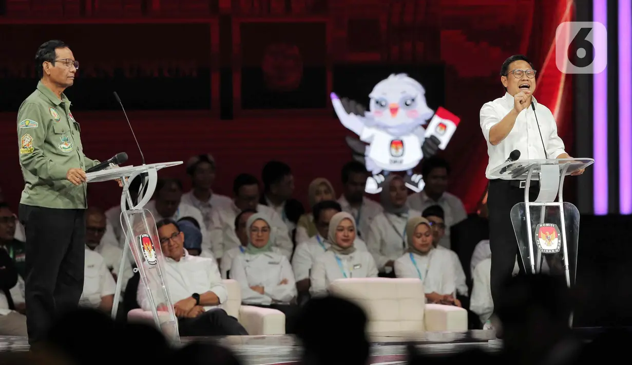 Calon Wakil Presiden nomor urut 3 Mahfud Md dan Calon Wakil Presiden nomor urut 1 Muhaimin Iskandar (kiri ke kanan) saat debat keempat Pemilu 2024 di Jakarta Convention Center (JCC), Jakarta. (Liputan6.com/Angga Yuniar)