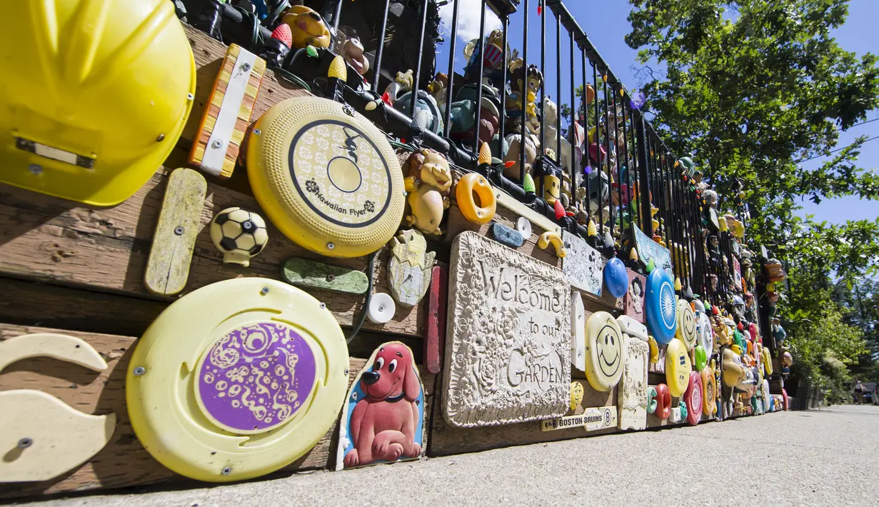 Sebuah rumah yang dihias dengan berbagai boneka dan mainan terlihat di Toronto, Kanada (19/8/2020). Memamerkan ratusan boneka, boneka binatang, dan lainnya, rumah di sebuah permukiman yang mendapat julukan Rumah Boneka ini menarik banyak pengunjung. (Xinhua/Zou Zheng)