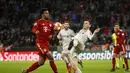 Duel antara Serge Gnabry dan Andrew Robertson pada leg kedua, babak 16 besar Liga Champions yang berlangsung di Stadion Allianz Arena, Munchen, Kamis (14/3). Liverpool menang 3-1. (AFP/Odd Andersen)