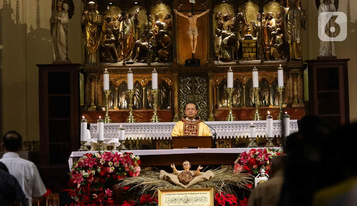 Kapolri Jenderal Listyo Sigit Prabowo sempat ke Gereja Katedral. Sigit memastikan pengamanan Natal all out, melibatkan pasukan gabungan dari Polri, TNI, dan organisasi masyarakat seperti Muhammadiyah serta Nahdlatul Ulama. (Liputan6.com/Herman Zakharia)