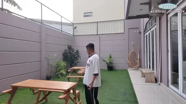 Potret rumah Jirayut di Indonesia (Foto: YouTube Jirayut Official Channel)