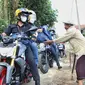 Ketua TP PKK Jawa Barat Atalia Praratya Ridwan Kamil saat berkeliling mengendarai sepeda motor kesayangannya ke wilayah Kabupaten Bandung Barat, Jumat (15/4)/Pipin Sauri-Biro Adpim Jabar.