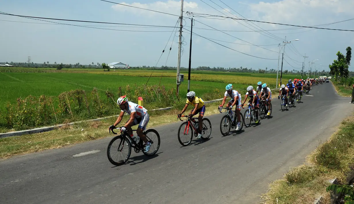 Para pebalap menempuh etape 3 Internasional Tour De Banyuwangi Ijen dengan jarak 201,7 Km dari Kecamatan Muncar hingga Pos Paltuding Gunung Ijen, (18/10/2014). (Liputan6.com/Helmi Fithriansyah)