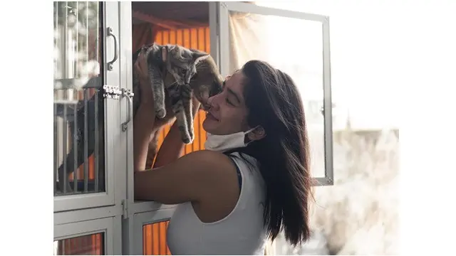 Penyayang Binatang, Ini 7 Potret Fanny Ghassani dengan Kucing Kesayangannya