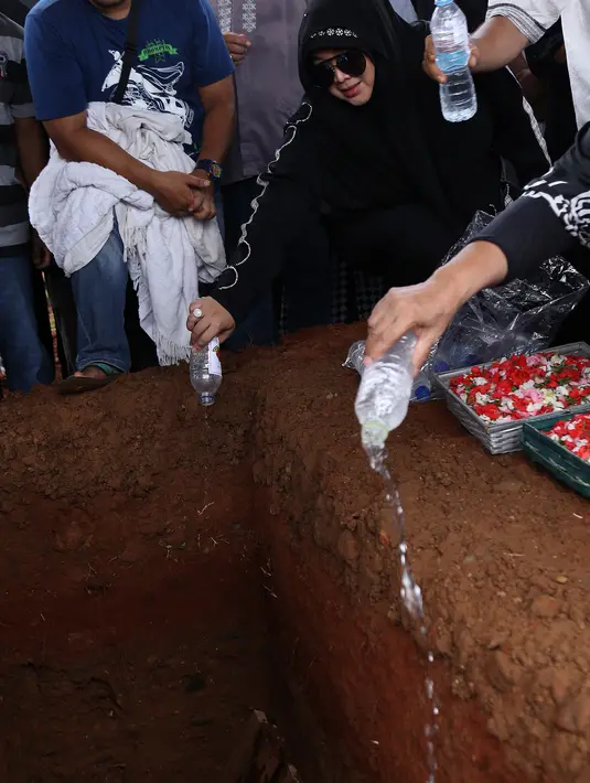 Rina Gunawan menjelaskan sewaktu bersama sebelum ayahnya meninggal dunia. Sebelum pulang ke rumahnya di Sentul, Cibinong, Rina menyaksikan ayahnya masih makan pizza. (Adrian Putra/Bintang.com)