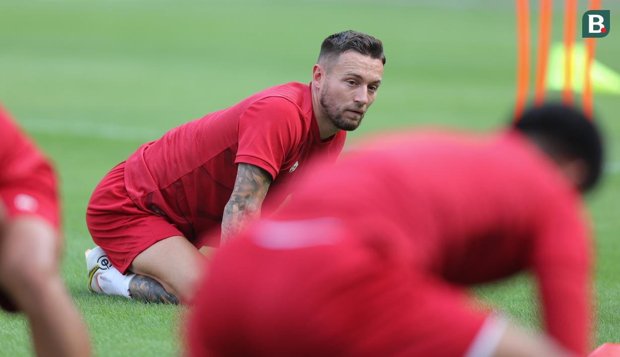 Marc Klok sedang melakukan pemanasan sebelum sesi latihan Timnas Indonesia jelang pertandingan Piala AFF 2022 melawan Kamboja di Stadion Gelora Bung Karno, Selasa (20/12/2022). (Bola.com/Abdul Aziz)