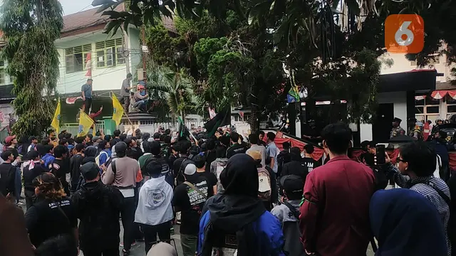 Aksi kawal demokrasi terhadap Putusan MK oleh ratusan mahasiswa di depan DPRD Kota Sukabumi (Liputan6.com/Fira Syahrin).