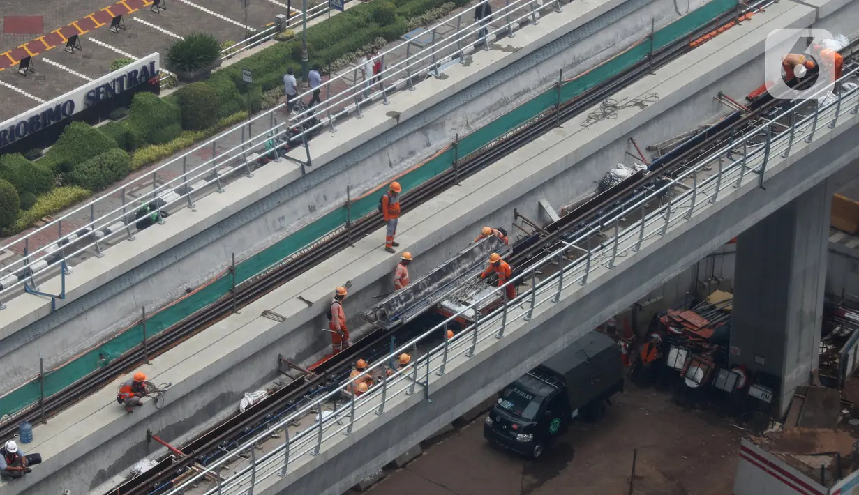 Pekerja menyelesaikan proyek pembangunan LRT di Kuningan, Jakarta, Rabu (18/12/2019). BPJS Ketenagakerjaan mencatat baru menjangkau 58 persen peserta atau 53 juta dari 90 juta angkatan kerja yang diperkirakan memenuhi syarat sebagai peserta atau eligible sampai tahun 2020. (Liputan6.com/AnggaYuniar)