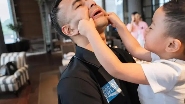 Potret Rayyanza gemas dengan Raffi Ahmad (credit: https://www.instagram.com/raffinagita1717/)