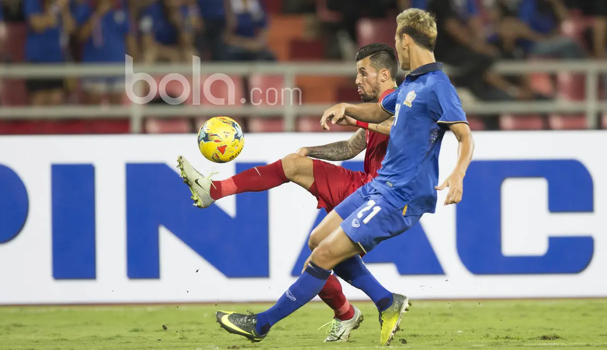 Pemain Timnas Indonesia, Stefano Lilipaly berduel dengan pemain Thailand pada laga Final leg kedua Piala AFF 2016 di Thailand, (17/12/2016). (Bola.com/Vitalis Yogi Trisna)