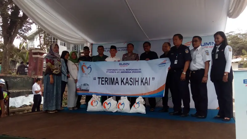 Direktur SDM dan Umum PT KAI R. Ruli Adi, saat pemberian bantuan Corporate Social Responsibility (CSR) perusahaan, kepada ratusan warga Cibatu, Garut