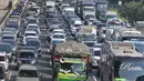 Kendaraan melintas di KM 28 Tol Jakarta - Cikampek, Jawa Barat, Kamis (30/5/2019). Contraflow yang diberlakukan lebih awal dari jadwal diharapkan dapat mencairkan kepadatan Jalan Tol Cikampek terutama menjelang titik-titik rest area kilometer 33, 39, 50 dan 57. (Liputan6.com/Herman Zakharia)