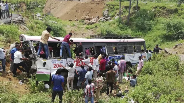 Tim penyelamat menarik keluar penumpang dari bus yang jatuh ke jurang di distrik Jagtiyal, Telangana