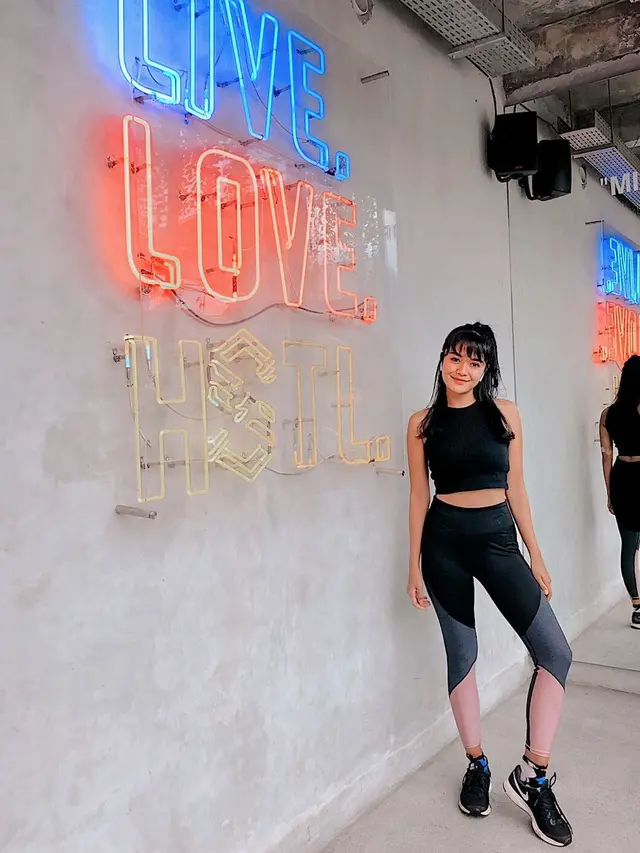 7 Gaya Sporty Pesinetron Andi Annisa Ini Curi Perhatian Netizen