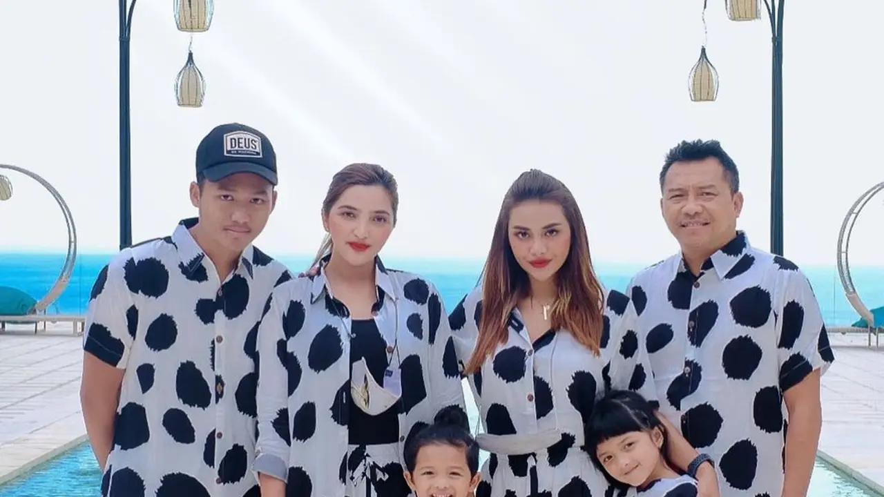 [Fimela] Keluarga Anang Hermansyah dan Ashanty
