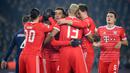Para pemain Bayern Munchen merayakan gol ke gawang PSG yang dicetak Kingsley Coman dalam laga leg pertama babak 16 besar Liga Champions 2022/2023 di Parc des Princes Stadium, Paris (14/2/2023). Bayern Munchen pun mampu mempertahankan keunggulannya atas PSG hingga laga usai. (AFP/Franck Fife)