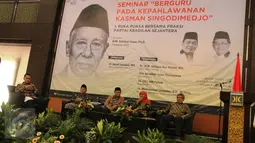 Wakil Ketua MPR RI Hidayat Nur Wahid (tengah) dan Mensos Khofifah Indar Parawansa menjadi pembicara dalam seminar "Berguru kepada Kepahlawanan Kasman Singodimedjo" bersama Fraksi PKS di kawasan Kalibata, Jakarta, Kamis (16/6). (Liputan6.com/Fery Pradolo)