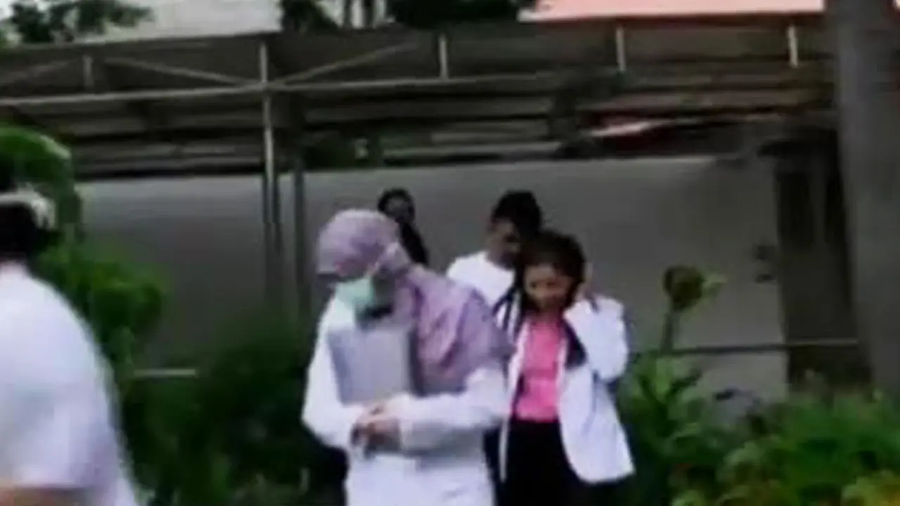 Keluar dari RS, Jessica Kelabui Wartawan dengan Pakaian Dokter