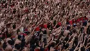Ribuan pelajar menampilkan Tari Kecak Kolosal saat upaya pemecahan rekor Museum Rekor Dunia Indonesia (MURI) di Pantai Berawa, Badung, Bali, Minggu (25/2). Tarian tersebut melibatkan 5.555 siswa-siswi SMA/SMK se-Kabupaten Badung. (AP/Firdia Lisnawati)