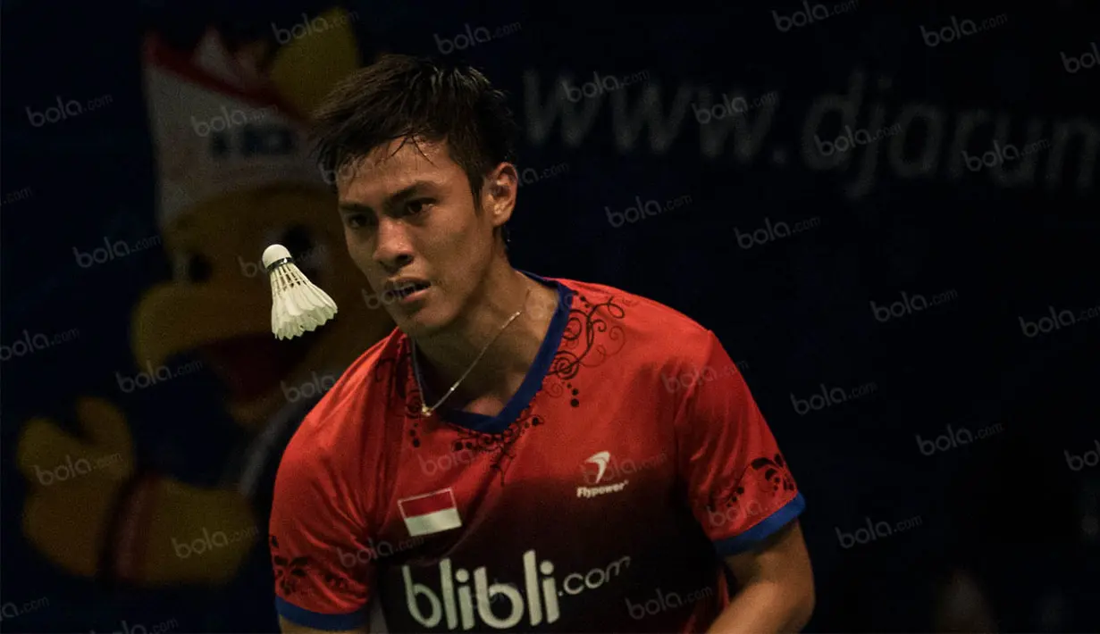 Tunggal putra Indonesia, Sgesar Rhustavito, kalah 24-22, 12-21 dan 15-21 dari tunggal putra China, Huang Yuxiang, pada kualifikasi BCA Indonesia Open 2016. (Bola.com/Vitalis Yogi Trisna)