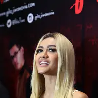 "Kebetulan kalau syuting kadang-kadang mereka (pihak televisi) mintanya saya pakai wig ini ya, acara ini pakai wig ini ya, kalau yang ini boleh kok terbuka (nggak pakai wig). Jadi saya suka ngikutin permintaan aja," ujar Jupe. (Nurwahyunan/Bintang.com)