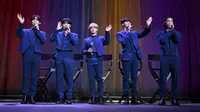 Grup ONEUS diwawancarai di Panggung Museum GRAMMY selama We Bridge di Mandalay Bay Convention Center pada 22 April 2023 di Las Vegas, Nevada. (David Becker/GETTY IMAGES NORTH AMERICA/Getty Images via AFP)