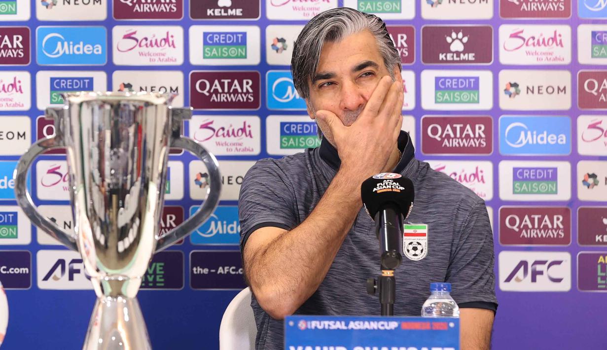 Vahid Shamsaei juga sangat menghormati pelatih Indonesia, dan fokus untuk bermain fair play. Tampak dalam foto, pelatih Timnas Futsal Iran, Vahid Shamsaei, saat memberi keterangan terkait laga final Piala Asia 2026 di Indonesia Arena, Kompleks Gelora Bung Karno, Senayan, Jakarta, Jumat (6/2/2026). (Bola.com/M Iqbal Ichsan)