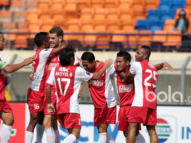 Para pemain PSM Makassar merayakan gol Gozali saat melawan Persiba Balikpapan pada laga Piala Presiden 2017 di Stadion Si Jalak Harupat, Bandung, Jumat (17/2/2017). PSM menang 3-1 atas Persiba. (Bola.com/Nicklas Hanoatubun)