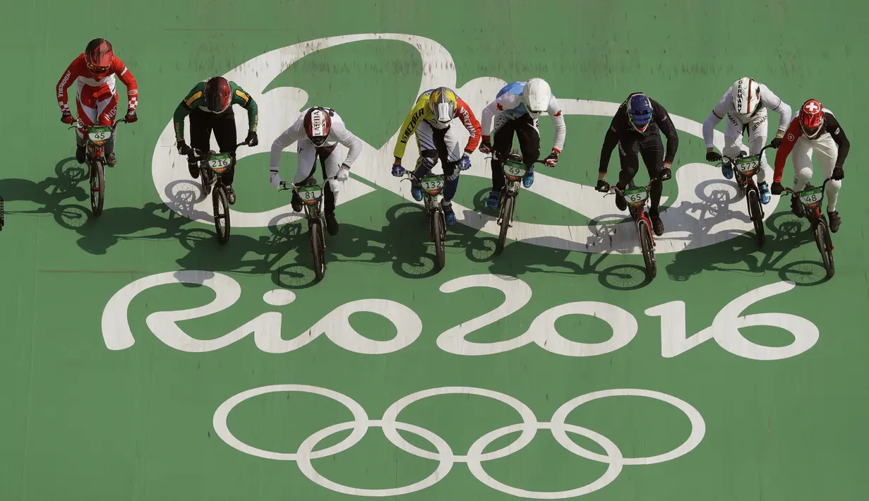 Toni Syarifudin saat berjuang pada kategori BMX Seeding Phase Runs putra di Olympic BMX Centre - Rio de Janeiro, Brasil (17/08/2016). (AP/John Locher)