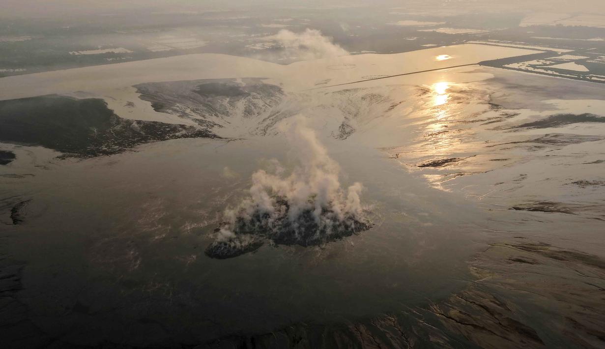 Asap mengepul dari kawah "gunung lumpur" yang disebabkan oleh kecelakaan eksplorasi gas pada tahun 2006, di Sidoarjo, Jawa Timur, Jumat 29 Mei 2026. (AP Photo/Trisnadi)