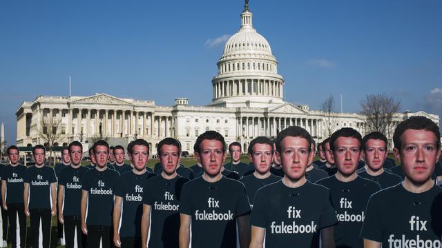 Seratus Potongan Karton Mark Zuckerberg Berjejer di Halaman Gedung Capitol AS