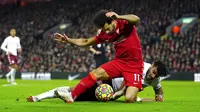 Pemain Liverpool Mohamed Salah (depan) ditekel oleh pemain Aston Villa Tyrone Mings pada pertandingan sepak bola Liga Inggris di Anfield, Liverpool, Inggris, 11 Desember 2021. Liverpool menang 1-0. (Nick Potts/PA via AP)