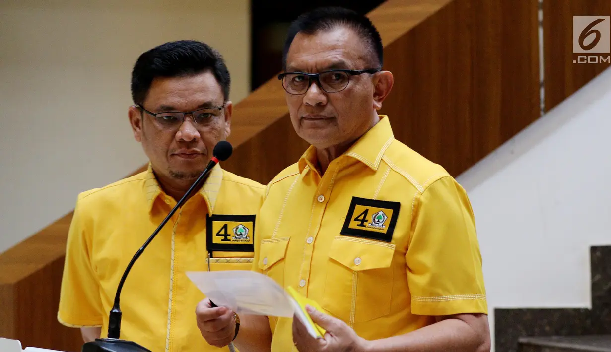 Sekjen Partai Golkar Lodewijk Friedrich Paulus memberikan keterangan pers terkait Kader Partai Golkar yang mendeklarasikan dukungan Partai Golkar kepada Pencapresan Prabowo-Sandiaga Uno, Jakarta, Rabu (3/10). (Liputan6.com/Johan Tallo)