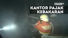 Jelang tengah malam, kebakaran terjadi di Kantor Pajak Penanaman Modal Asing (PMA), Kalibata, Jakarta Selatan. 