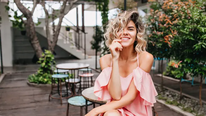 Tips Mewarnai Rambut Sendiri yang Mudah Menyatu Tanpa Bleaching