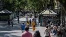 Warga menyusuri jalanan terkenal Las Ramblas di Barcelona, Spanyol (25/6/2020). Spanyol telah memasuki tatanan "Normal Baru" pada 21 Juni, dengan mengizinkan kembali warga untuk bebas bepergian di seluruh wilayah negara tersebut. (Xinhua/Balai Kota Barcelona)