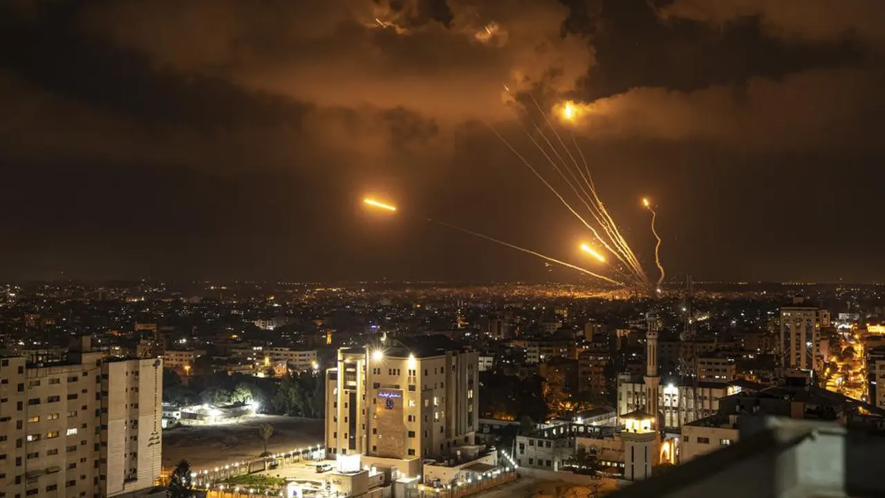 Roket ditembakkan oleh militan Palestina ke Israel, dari Kota Gaza, Jumat, 5 Agustus 2022. (AP/Fatimah Shbair)