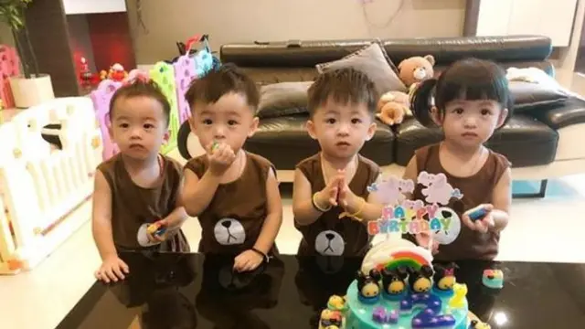 [Bintang] Pamer Stretch Marks Usai Melahirkan Empat Anak Kembar, Wanita Ini Hebohkan Dunia Maya