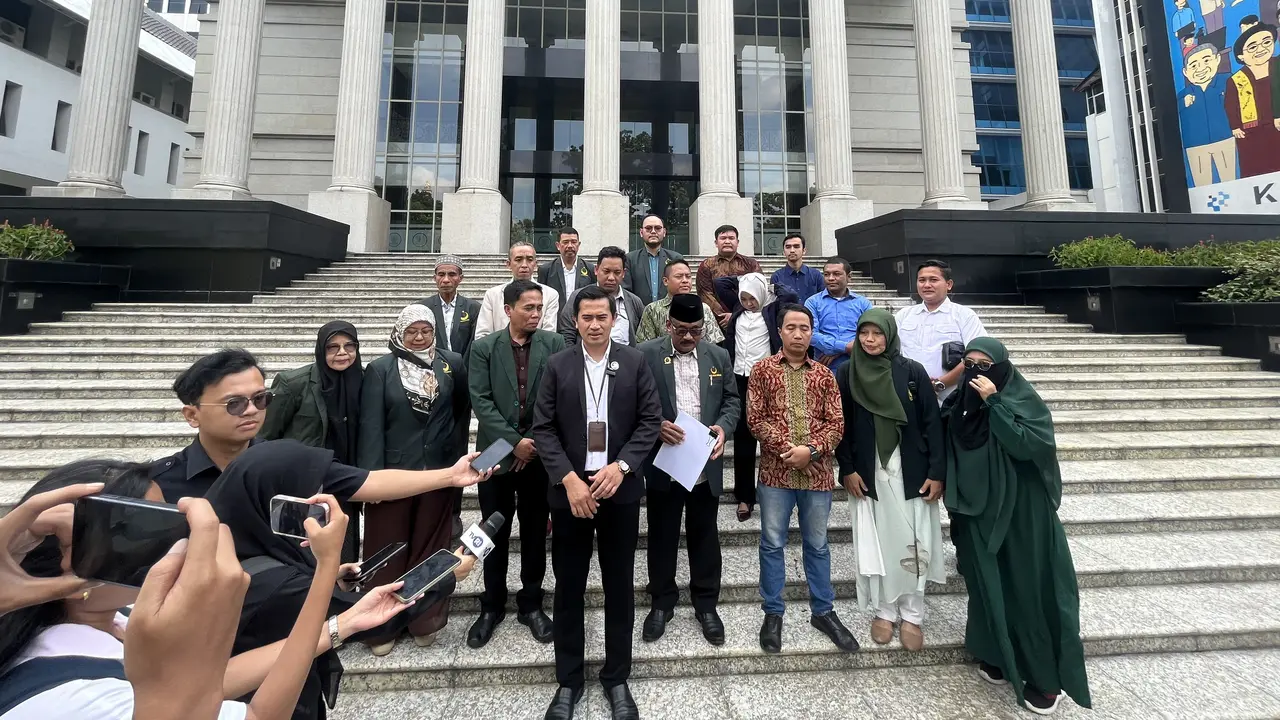 Partai Bulan Bintang (PBB) mendatangi Gedung Mahkamah Konstitusi (MK) di Jakarta Pusat untuk mengajukan judicial review.