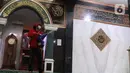 Petugas PMI Kota Tangerang melakukan penyenprotan disinfektan di area masjid Al Hidayah Cipondoh, Tangerang, Banten, Jumat (1/4/2022). Penyemprotan tersebut dilakukan untuk mengantisipasi penyebran covid 19 selama bulan Ramadhan. (Liputan6.com/Angga Yuniar)