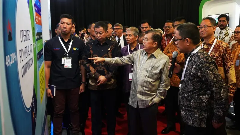 Wakil Presiden RI Jusuf Kalla, Menteri ESDM Ignasius Jonan, dan Ketua Masyarakat Energi Baru Terbarukan Indonesia (METI) Suryadharma sedang mendapat penjelasan dari Kepala Divisi Energi Baru dan Terbarukan PLN, Zulfikar Manggau saat meninjau di stand PLN