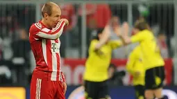 Reaksi dari Arjen Robben setelah Bayern Muenchen dipermalukan Borussia Dortmund 1-3 pada laga vital menuju gelar juara Bundesliga di Allianz Arena, 26 Februari 2011. AFP PHOTO/CHRISTOF STACHE