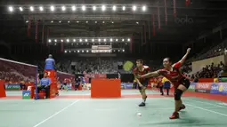 Pasangan Riky Widianto dan Masita Mahmudin saat melawan Liliyana Natsir dan Tontowi Ahmad pada laga Indonesia Masters 2018 di Istora Senayan, Selasa (23/1/2018). Liliana/Tontowi menang 23-21 dan 21-17 atas Riky/Masita. (Bola.com/M Iqbal Ichsan)