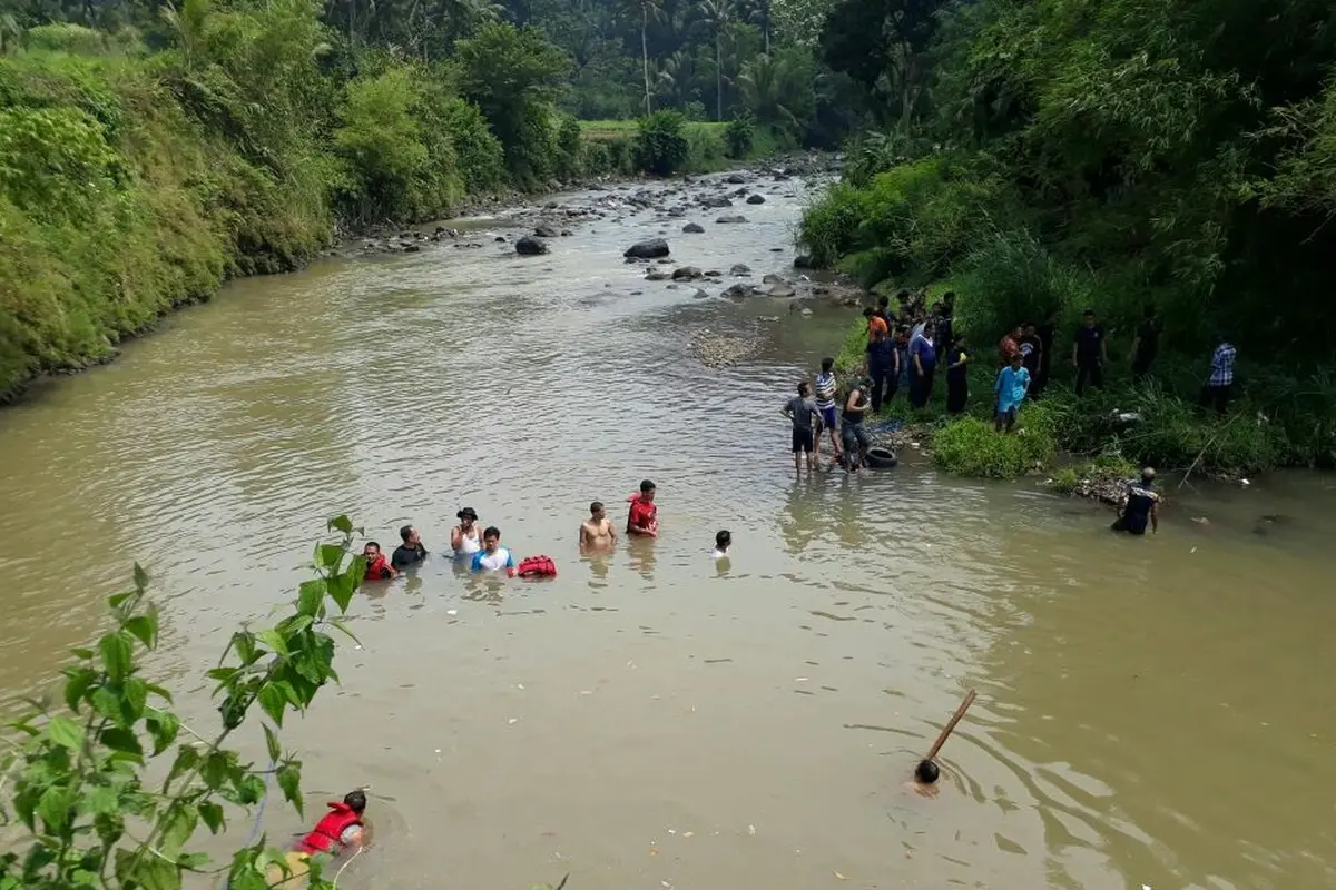Warga menyaksikan pencarian mahasiswa IPB yang tenggelam (Liputan6.com/Achjmad Sudarno)
