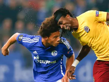 Pemain Schalke 04, Leroy Sane beradu duel udara dengan pemain Sparta Prague, Costa pada laga Liga Europa di Gelsenkirchen, Jerman, Kamis (22/10/2015). (Bola.com/Wolfgang Rattay)