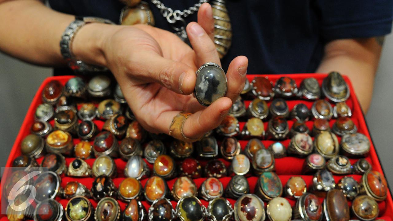 20150730-Suhu Naga Pamer Batu Seharga 1 M