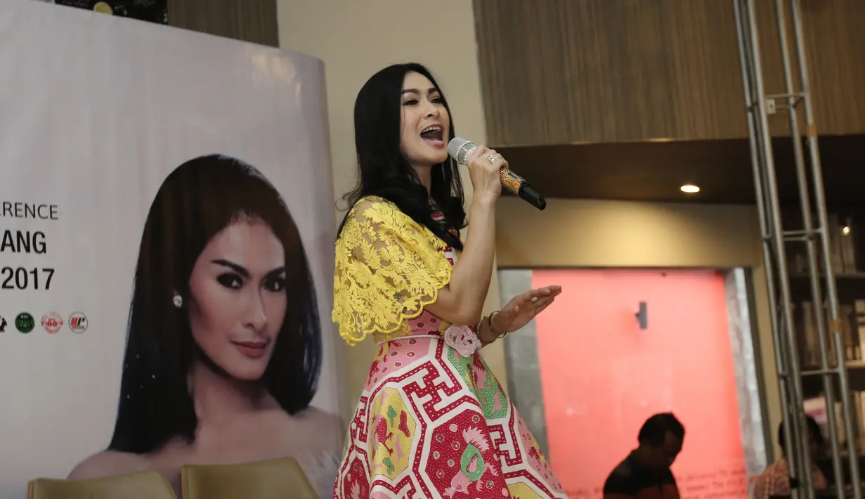 Seperti diketahui, belakangan ini penjualan album susah, beberapa kali penyanyi kelahiran Bongas, Indramayu 45 tahun silam itu hanya mengeluarkan single. Itu salah satu yang membuat istri Satrio Dewandono itu lama membuat album. (Adrian Putra/Bintang.com)