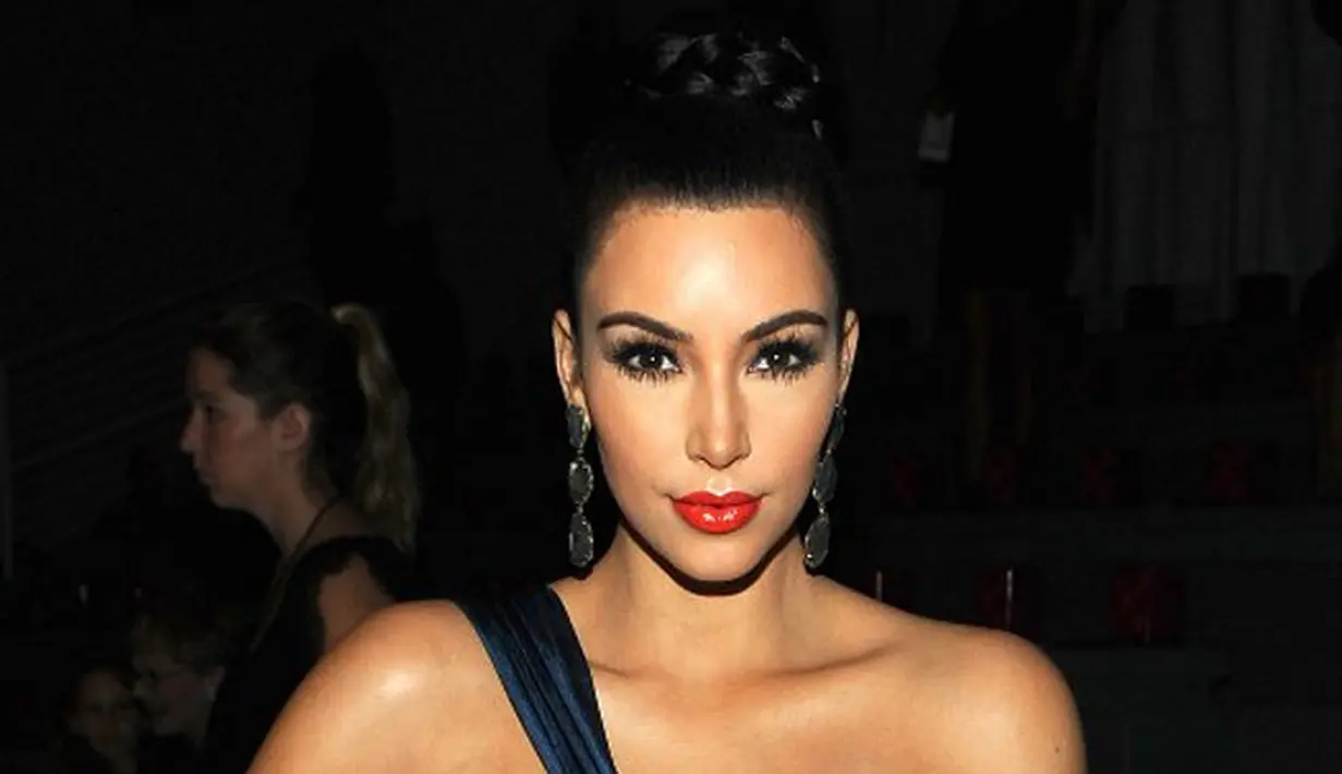 Melansir Ace Showbiz, Kim tampak berpenampilan seksi saat mengunjungi sebuah bioskop bersama Kanye untuk menyaksikan dilm bertajuk War for the Planet of the Apes. (AFP/LARRY BUSACCA)